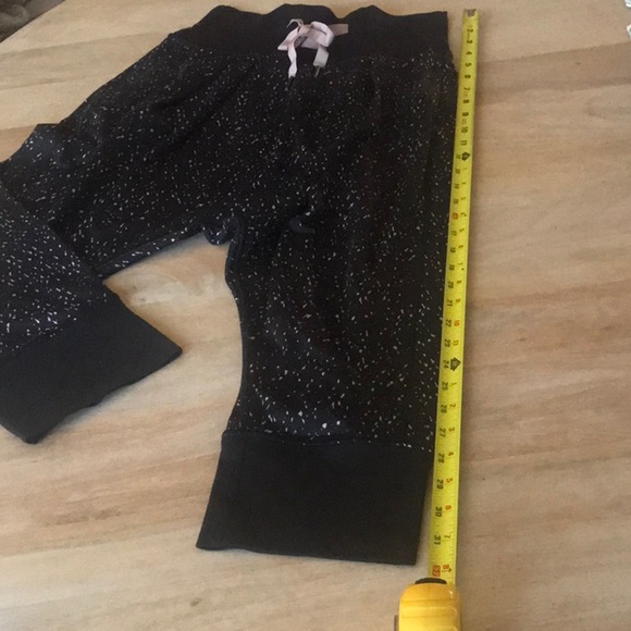 Lululemon harem yoga capris. Size 4 - Picture 6 of 9